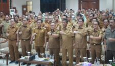Dadang Supriatna bersama para pejabat Pemkab Bandung dan utusan KPK RI berdiri mengepalkan tangan sebagai bentuk komitmen mewujudkan ASN yang jujur dan bersih dari korupsi.