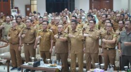 Dadang Supriatna bersama para pejabat Pemkab Bandung dan utusan KPK RI berdiri mengepalkan tangan sebagai bentuk komitmen mewujudkan ASN yang jujur dan bersih dari korupsi.