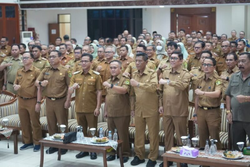 Dadang Supriatna bersama para pejabat Pemkab Bandung dan utusan KPK RI berdiri mengepalkan tangan sebagai bentuk komitmen mewujudkan ASN yang jujur dan bersih dari korupsi.
