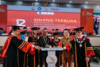 Momen penekanan tombol sirene tanda dimulainya Sidang Terbuka Dies Natalis ke-12 ITERA. Acara ini dihadiri oleh sejumlah pejabat tinggi negara dan daerah.