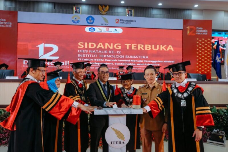 Momen penekanan tombol sirene tanda dimulainya Sidang Terbuka Dies Natalis ke-12 ITERA. Acara ini dihadiri oleh sejumlah pejabat tinggi negara dan daerah.