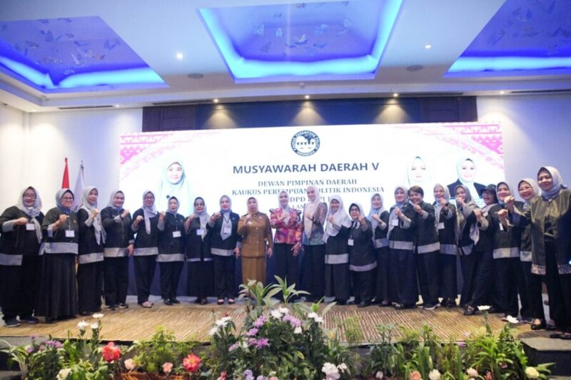 Para jajaran pengurus DPD KPPI Provinsi Lampung berfoto bersama di atas panggung dalam rangkaian pembukaan Musda V KPPI Provinsi Lampung.