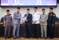 Sekda Banten Deden Apriandhi menyerahkan dokumen Raperda APBD TA 2027 kepada pimpinan DPRD Banten disaksikan jajaran pimpinan dewan.