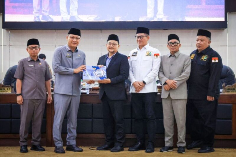 Sekda Banten Deden Apriandhi menyerahkan dokumen Raperda APBD TA 2027 kepada pimpinan DPRD Banten disaksikan jajaran pimpinan dewan.