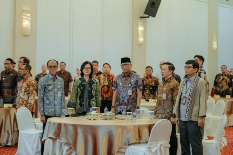 Suasana diskusi yang hangat antara Gubernur Rahmat Mirzani Djausal dan peserta mengenai konsolidasi arah pembangunan pemerintah pusat, provinsi, dan dunia usaha di Lampung