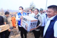 Wamen LH RI Diaz Faisal Malik Hendropriyono secara simbolis menyerahkan bantuan peralatan pemadam kebakaran kepada perwakilan tim satgas darat di lokasi Karhutla, disaksikan oleh Gubernur Sumsel H. Herman Deru dan pejabat terkait.