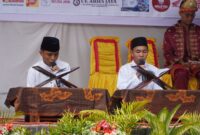 Dua orang siswa dengan penuh penghayatan melantunkan ayat suci Al-Qur'an, mengawali rangkaian acara Gebyar SMANSAGEL dengan keberkahan.