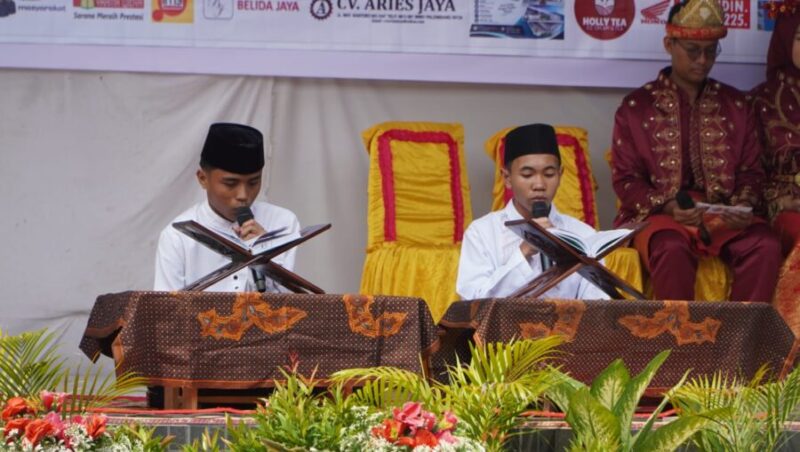 Dua orang siswa dengan penuh penghayatan melantunkan ayat suci Al-Qur'an, mengawali rangkaian acara Gebyar SMANSAGEL dengan keberkahan.