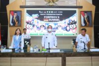 H. Cik Ujang (tengah) memimpin langsung jalannya rapat persiapan FORPROV II didampingi Ketua Umum KORMI Sumsel Hj. Samantha Tivani (kiri) di ruang rapat.