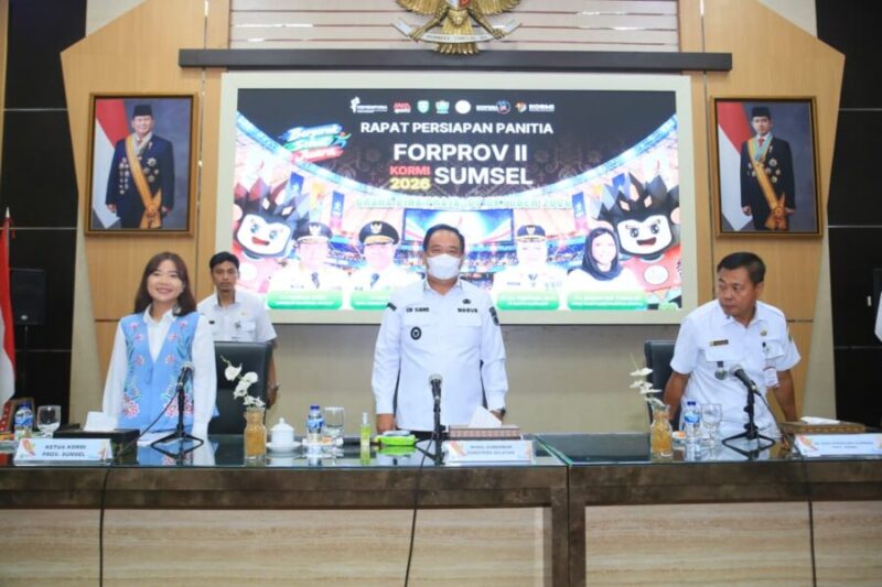 H. Cik Ujang (tengah) memimpin langsung jalannya rapat persiapan FORPROV II didampingi Ketua Umum KORMI Sumsel Hj. Samantha Tivani (kiri) di ruang rapat.
