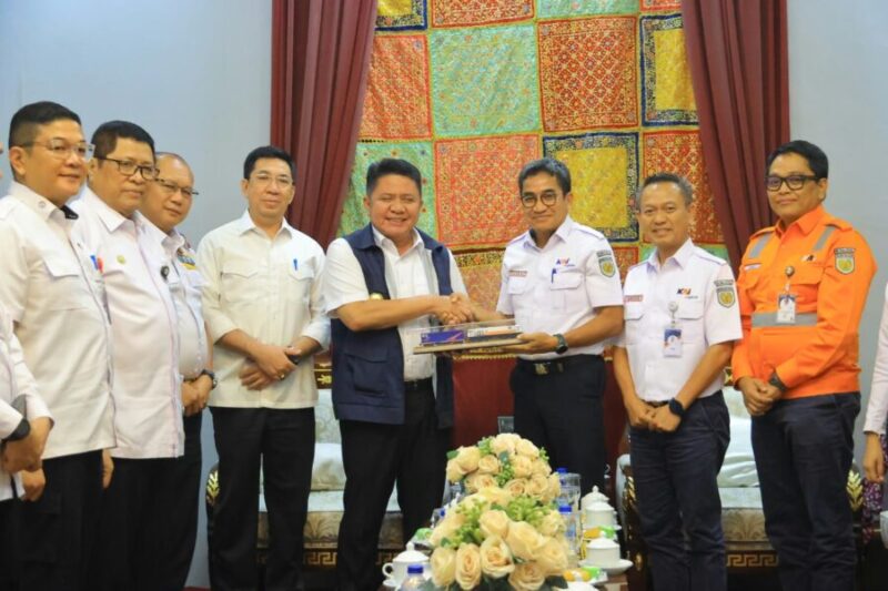 H. Herman Deru dan Direktur Utama PT KAI Logistik Yuskal Setiawan melakukan foto bersama usai pertemuan untuk memperkuat sinergi kedua belah pihak.