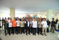 H. Herman Deru (tengah) dan Wamen LH RI Diaz Faisal Malik Hendropriyono (kedua dari kanan) berfoto bersama jajaran Forkopimda Sumsel dan perwakilan perusahaan usai pertemuan, menunjukkan komitmen kolaborasi dalam penanggulangan karhutla.