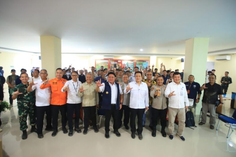 H. Herman Deru (tengah) dan Wamen LH RI Diaz Faisal Malik Hendropriyono (kedua dari kanan) berfoto bersama jajaran Forkopimda Sumsel dan perwakilan perusahaan usai pertemuan, menunjukkan komitmen kolaborasi dalam penanggulangan karhutla.
