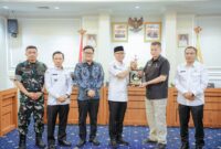 Rahmat Mirzani Djausal secara simbolis menyerahkan cenderamata kepada perwakilan tim Sespimti Polri usai pelaksanaan FGD.