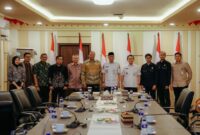 Rahmat Mirzani Djausal berfoto bersama perwakilan PT Supreme Energy Rajabasa, Kementerian ESDM, dan PT PLN (Persero) usai audiensi di Ruang Rapat Sakai Sambayan.