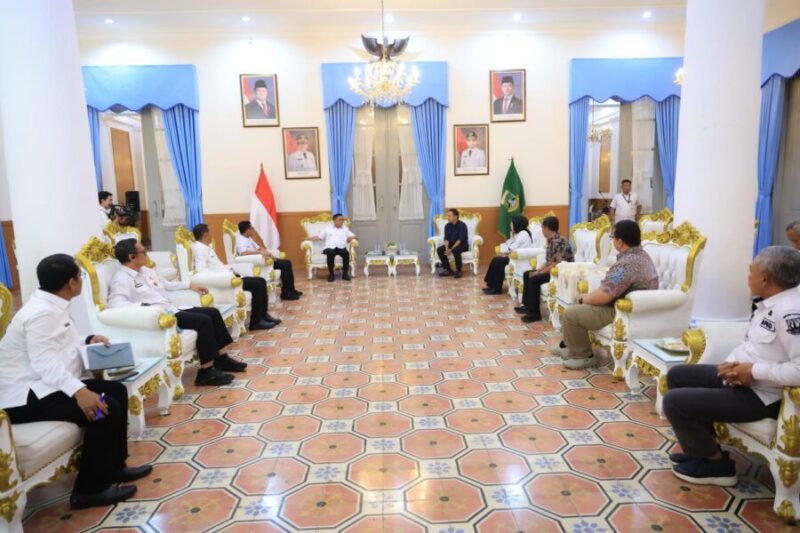 Banten Andra Soni dan manajemen PTPN IV Regional Banten yang membahas penyerapan tenaga kerja lokal serta tumpang sari di Gedung Negara Provinsi Banten.