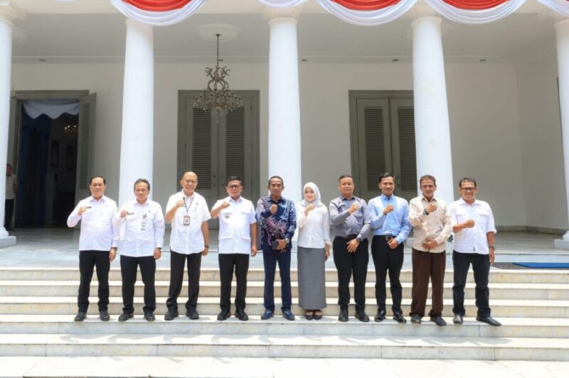 Andra Soni berfoto bersama manajemen Gyokai Indonesia Kompeten dan jajaran terkait di selasar Gedung Negara Provinsi Banten usai pembahasan kerja sama