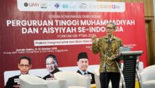 Foto Ketua Majelis Diktilitbang PP Muhammadiyah,  Prof. Dr. Bambang Setiaji, M.Si. dalam sambutan hari pertama pelaksanaan FORKOM GB PTMA 2026 di UMY