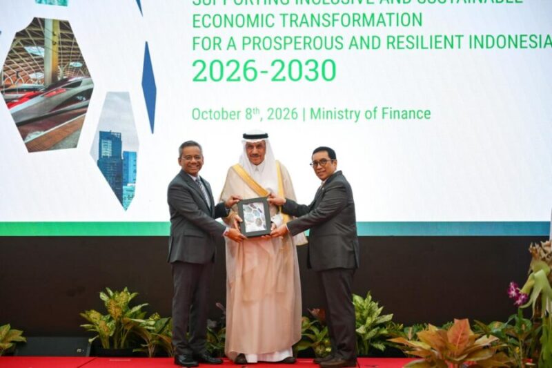 Penyerahan cenderamata secara simbolis antara Menteri Keuangan Suahasil Nazara dan Presiden IsDB Group Dr. Muhammad Al Jasser sebagai tanda penguatan kemitraan strategis pembangunan Indonesia–IsDB.