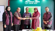 Wakil Rektor Bidang Pendidikan, Kewirausahaan, dan Alumni UMY, Prof. Dr. Zuly Qodir, M.Ag., melakukan pemotongan tumpeng kepada perwakilan Guru BK SMA yang siswa/siswinya menjadi pendaftar pertama di UMY
