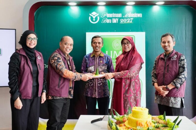 Wakil Rektor Bidang Pendidikan, Kewirausahaan, dan Alumni UMY, Prof. Dr. Zuly Qodir, M.Ag., melakukan pemotongan tumpeng kepada perwakilan Guru BK SMA yang siswa/siswinya menjadi pendaftar pertama di UMY