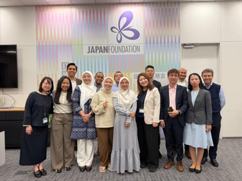 Kaprodi Ilmu Komunikasi UMY, Dr. Filosa Gita Sukmono (belakang kiri foto) bersama para penerima Visiting Fellowship JFSEAP di Kyoto University, Jepang