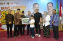 Rektor UMY didampingi BPH, Wakil Rektor, dan Kepala Sekolah MSUS menyerahkan simbolis potongan biaya bebas SPP 1 bulan pertama kepada pendaftar pertama SMP MSUS