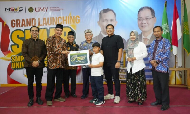 Rektor UMY didampingi BPH, Wakil Rektor, dan Kepala Sekolah MSUS menyerahkan simbolis potongan biaya bebas SPP 1 bulan pertama kepada pendaftar pertama SMP MSUS