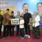 Rektor UMY didampingi BPH, Wakil Rektor, dan Kepala Sekolah MSUS menyerahkan simbolis potongan biaya bebas SPP 1 bulan pertama kepada pendaftar pertama SMP MSUS