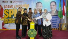Rektor UMY didampingi BPH UMY, Wakil Rektor UMY, dan Kepala Sekolah SMP MSUS melakukan simbolisasi penekanan tombol Grand Launching SPMB SMP MSUS