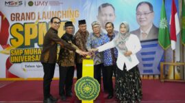 Rektor UMY didampingi BPH UMY, Wakil Rektor UMY, dan Kepala Sekolah SMP MSUS melakukan simbolisasi penekanan tombol Grand Launching SPMB SMP MSUS