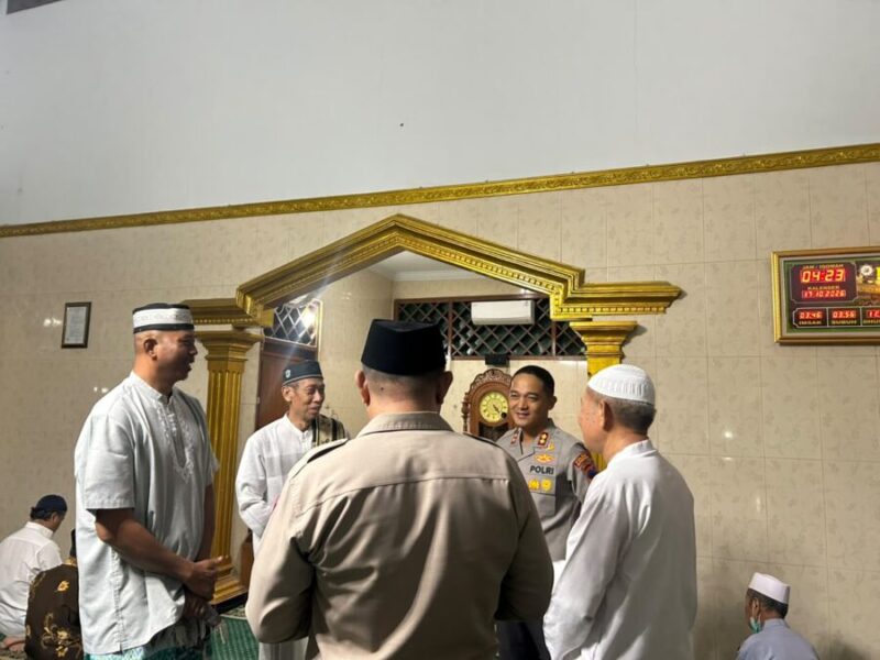 SALAT SUBUH-Kapolres Wonogiri, AKBP Deni Septiawan, S.I.K, M.H, foto bersama PJU usai Salat Subuh. (Foto Ist).