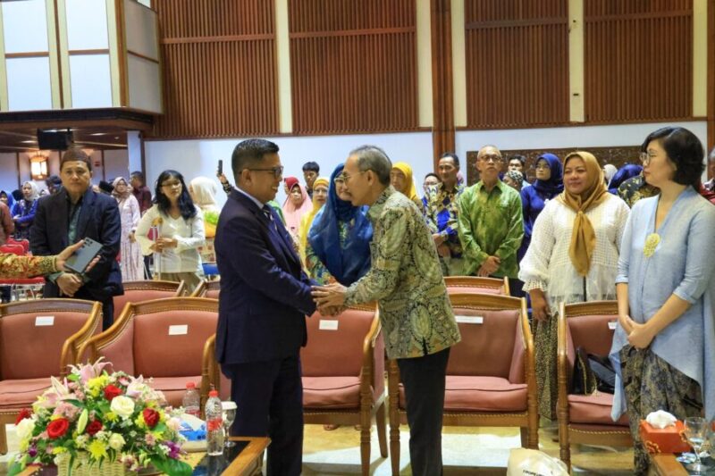 Andra Soni bersalaman dan bersilaturahmi dengan jajaran tamu serta tokoh senior di area VIP menjelang prosesi wisuda dimulai
