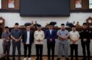 Gubernur Banten Andra Soni berfoto bersama pimpinan dan anggota DPRD Provinsi Banten usai menghadiri Rapat Paripurna di Gedung DPRD, KP3B, Kota Serang.