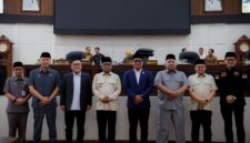 Gubernur Banten Andra Soni berfoto bersama pimpinan dan anggota DPRD Provinsi Banten usai menghadiri Rapat Paripurna di Gedung DPRD, KP3B, Kota Serang.