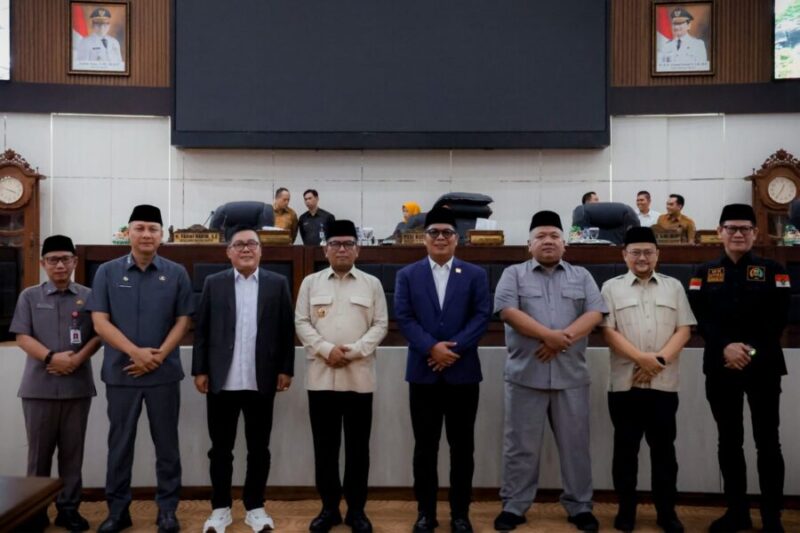 Gubernur Banten Andra Soni berfoto bersama pimpinan dan anggota DPRD Provinsi Banten usai menghadiri Rapat Paripurna di Gedung DPRD, KP3B, Kota Serang.