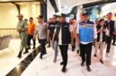 Gubernur Banten Andra Soni menyapa dan memastikan kondisi keselamatan salah satu penumpang anak serta keluarganya pascainsiden KMP Batumandi di Pelabuhan Merak.
