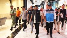 Gubernur Banten Andra Soni menyapa dan memastikan kondisi keselamatan salah satu penumpang anak serta keluarganya pascainsiden KMP Batumandi di Pelabuhan Merak.