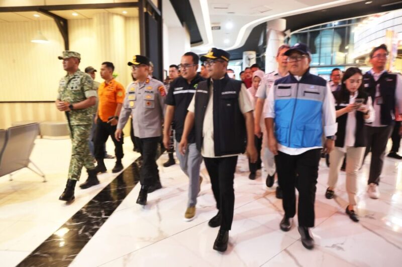 Gubernur Banten Andra Soni menyapa dan memastikan kondisi keselamatan salah satu penumpang anak serta keluarganya pascainsiden KMP Batumandi di Pelabuhan Merak.