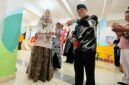 Foto Bendahara BPH dan Wakil Rektor bidang Sumber Daya melakukan seremonial pemotongan pita tanda dibukanya Sunshine Daycare UMY