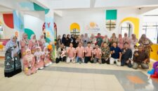 Foto bersama pimpinan UMY, pengelola Sunshine Daycare UMY, dan orang tua wali murid Sunshine Daycare UMY