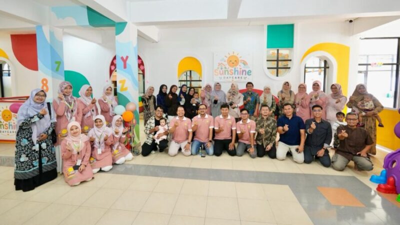 Foto bersama pimpinan UMY, pengelola Sunshine Daycare UMY, dan orang tua wali murid Sunshine Daycare UMY