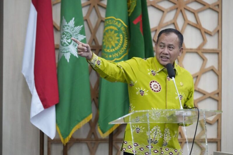 Foto Ketua BPKN RI, rof. Dr. H. Muhammad Mufti Mubarok, S.H., S.Sos., M.Si., menjadi pembicara dalam Simposium Nasional yang digelar oleh Keluarga Alumni UMY (KAUMY)