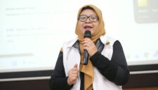 Foto Direktur Direktorat Kewirausahaan UMY saat menyampaikan portal digital untuk alumni UMY pada penutupan Rakernas KAUMY 2026 di UMY