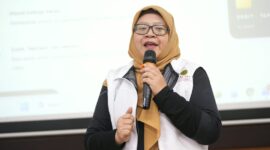 Foto Direktur Direktorat Kewirausahaan UMY saat menyampaikan portal digital untuk alumni UMY pada penutupan Rakernas KAUMY 2026 di UMY