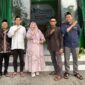 Kepala Subdirektorat Pengabdian pada Masyarakat UMY (gamis dan jilbab pink) bersama perwakilan tim dosen pengabdi dan pengurus PRM Bangunjiwo Barat dalam peresmian BB Mart di Masjid Ngesthi Tunggal, Wonotawang, Bangunjiwo, Kasihan, Bantul, Ahad (25/10/2026)