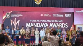 Foto Direktur DRP UMY, apt. RR. Sabtanti Harimurti, S.Si., M.Sc., Ph.D., (jilbab pink keenam dari kiri foto) menerima tropi Juara 2 Mandaya Awards 2026