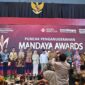 Foto Direktur DRP UMY, apt. RR. Sabtanti Harimurti, S.Si., M.Sc., Ph.D., (jilbab pink keenam dari kiri foto) menerima tropi Juara 2 Mandaya Awards 2026