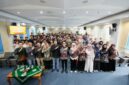 Wakil Rektor UMY didampingi pimpinan direktorat UMY berfoto bersama 113 mahasiswa penerima beasiswa Full Study UMY tahun 2026
