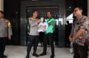 Kapolres Wonogiri, AKBP Deni Septiawan, S.I.K, M.H saat memberikan bingkisan ke perwakilan Ojol. (Foto Ist).